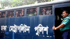 একটি প্রিজন ভ্যানের ভেতরে বেশ কয়েকজন কয়েদি। ভ্যানের গেটে দাঁড়িয়ে আছেন পুলিশেল একজন সদস্য