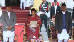 शपथग्रहण गराउँदै राष्ट्रपति भण्डारी 