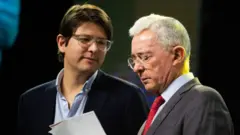 Miguel Uribe Turbay com o ex-presidente Álvaro Uribe em 2023.