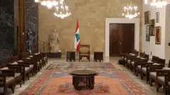 صورة لكرسي الرئيس اللبناني فارغاً