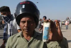 प्रहरीले प्रहार गरेको अश्रुग्यासको गोला