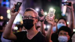 Ở Hong Kong, người biểu tình đòi dân chủ đã sử dụng các ứng dụng chat được mã hóa để tổ chức các cuộc biểu tình dạng flashmob