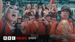 월드컵 1차전이 열린 12일 오전 서울 광화문 광장에 시민들이 한국 대표팀을 응원하고 있다.