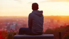 ብቻውን የተቀመጠ ወጣት