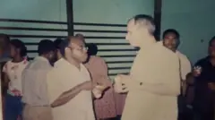 Foto lama Paus Leo XIV bersama Pastor Jonatan Fatem saat kunjungan di Sorong, Papua pada 2003.
