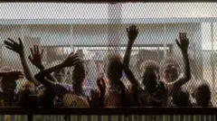 أطفال يتجمعون عند نافذة مسيّجة في فصل دراسي آمن تديره منظمة "وار تشايلد هولندا" في مركز رينك للعبور بمدينة رينك، جنوب السودان، في 17 نوفمبر/تشرين الثاني 2025. 