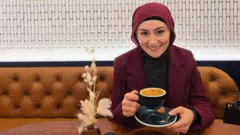 فاطمه پيمان کافي څښي