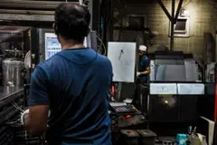 दक्षिण कोरियाको राजधानीस्थित एउटा औद्योगिक क्षेत्रमा धातुको पाता उत्पादन गर्ने कारखानामा काम गर्दै विदेशी कामदारहरू  