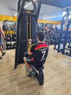 Arthur praticando musculação