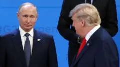 الرئيس الأمريكي دونالد ترامب (يمين) ينظر إلى الرئيس الروسي فلاديمير بوتين (يسار) خلال الجلسة العامة لقمة العشرين في بوينس آيرس، الأرجنتين، 30 نوفمبر/تشرين الثاني 2018