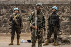 Umurwanyi wa M23 imbere y'abasirikare ba MONUSCO bo muri Guatemala, barimwo kugenzura ibikorwa ku mupaka wa Goma uhuza DR Congo n'Urwanda
