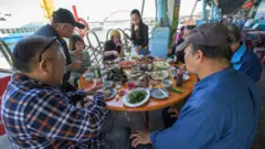 دور هم غذا خوردن