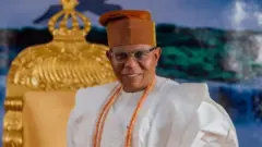 Deji ti Ilu Akure, Ọba Aladetoyinbo Ogunlade Aladelusi
 to wọ agbada pẹlu  fila lori ati ilẹkọ lọrun