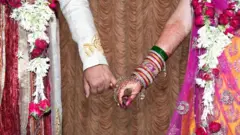 બીબીસી ગુજરાતી ભરુચ પોલીસ ગુજરાત બનાવટી વિઝા કૌભાંડ યુકે લગ્ન બોગસ લગ્ન નકલી લગ્ન નકલી દસ્તાવેજ છૂટાછેડા નકલી ઍડ્વોકેટ વકીલ ઇંગ્લૅન્ડ કૅનેડા ગુજરાત ભરુચ