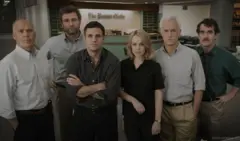 Atores de Spolight em pé, posando para foto dentro de redação