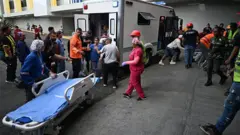 Médicos na porta do Hospital Domingo Luciani, em Caracas