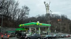Заправка в Києві, яка розташована біля пам'ятника батьківщина-мати