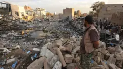 صورة لآثار غارة أمريكية استهدفت العاصمة اليمنية صنعاء نهاية الأسبوع الماضي.