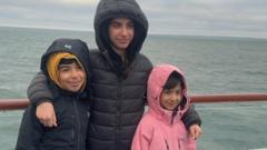 Sara con su hermano Hussam y su hermana Rahaf.