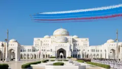 نقش شدن پرچم روسیه با دود در آسمان امارات