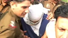 आफ़ताब पूनावाला को पकड़कर ले जाती पुलिस