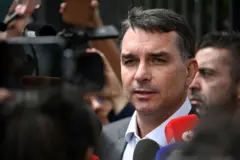 Flávio Bolsonaro dando entrevista a repórteres