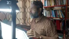 නවකතා ලියන කොට ඉන්න මම හරිම ප්ලේෆුල්. ඔය අතුල සමරකෝන් එහෙම මට කියන එකක් තමයි, සාමාන්‍යයෙන් ඉන්න මම වැඩිය ජෝක්ස් එහෙම කරන්නේ නැහැ, නමුත් මගේ නවකතා තුළ ඉන්න මම හාස්‍යයට බර හරිම ප්ලේෆුල් කෙනෙක් කියලා. මං හිතන්නේ ඒක හොඳ නිරීක්ෂණයක්. හරියට නිකං හරිම විනෝදාත්මක ක්‍රීඩාවක් සෙල්ලම් කරන මිනිහෙක් වගේ. 