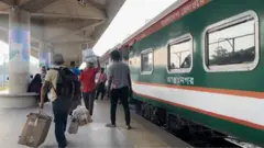 সোনার বাংলা এক্সপ্রেস ট্রেন চট্টগ্রাম থেকে ঢাকায় যাওয়ার পথে এই দুর্ঘটনায় পড়ে।