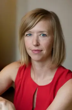 Mandy Len Catron olha para a câmera