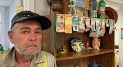 Foto de Getúlio, 60 anos de idade, barba por fazer com fios brancos, usando óculos escuros e roupa de soldador de máquinas pesadas