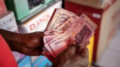 Ọwọ ọkunrin alawọ dudu to n ka owo