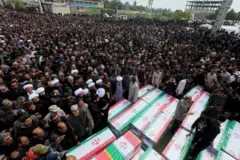 حشد من الناس يشيعون جنازة