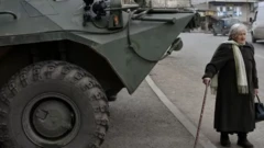 Лачын шаарынын армян тургуну орус БТРдин жанында