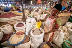 Umucuruzi mu isoko rya Kimironko i Kigali mu Rwanda