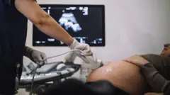 Una mujer en avanzado estado de embarazo se hace una ecografía.