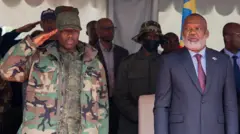 Sultani Makenga (ibumoso) ukuriye ishami rya gisirikare rya M23 na Corneille Nangaa ukuriye ihuriro ry'umutwe wa AFC/M23 