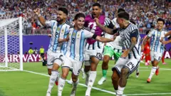 Jugadores argentinos celebran el gol de Julián Álvarez ante Suiza