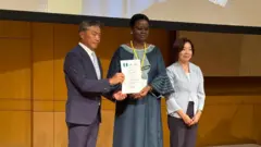 Asiko ti arabinrin Florence Akinyemi Adeseke, to jẹ aṣoju Naijiria si Japan, ati Yoshikuni Watanabe, to jẹ alakoso ilu Kisarazu, ti gba iwe aṣẹ lọwọ ijọba Japan pe ilu Kisarazu naa lawọn ọmọ Naijiria yoo maa gbe nibẹ.