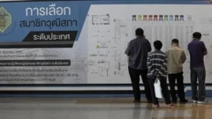 ผู้สนใจยืนดูแผนผังพื้นที่การเลือก สว. ระดับประเทศ จัดขึ้นที่อาคารอิมแพ็ค เมืองทองธานี เมื่อ ธ.ค. 2561 โดยครั้งนั้นเป็นการเลือก สว. 10 กลุุ่มอาชีพ