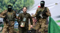 Элия Коэн выходит на сцену в Нусейрате в сопровождении вооруженных людей