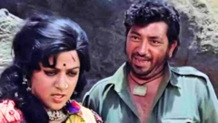  'शोले' चित्रपटातील एका दृश्यात हेमा मालिनी आणि अमजद खान (उजवीकडे). समीक्षकांच्या मते हा चित्रपट आपल्या काळापेक्षा अनेक पावलं पुढे होता.