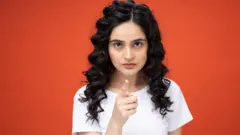 హెచ్చరిస్తున్న మహిళ