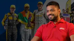 රතු පැහැති ටී ෂර්ට් එකක් ඇඳ සිටින තරුණයෙක් ඉදිරියෙන් ද, පසුබිමෙන්, තරුණයන් පිරිසක් සිටියි