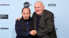 Nguyen Thanh Nghe e Carl Robinson na estreia do documentário "The Stringer" em janeiro de 2025 em Utah, EUA.