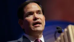 Marco Rubio falando em um microfone