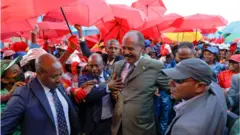 ፕረዚደንት ኢሳይያስ ኣፈወርቂ ኣብ ጽንብል መዓልቲ ናጽነት ኤርትራ ኣብ ስታድዮ ብህዝቢ ተዓጂቡ ካብ ስታድዮም እናወጽአ