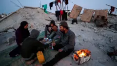 Palestinska porodica na ru[evinama njihove kuće