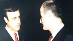 Архивное фото президента Сирии Хафеза аль-Асада (справа) с младшим братом Рифатом (слева), сделанное на официальном приеме в 1986 году. По словам дипломатов, в начале этой недели президент лишил Рифаата должности вице-президента, чтобы гарантировать, что его собственный сын Башар в конечном итоге сменит его на этом посту.