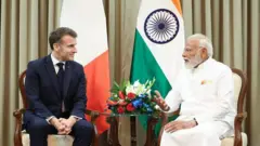 ফ্রান্সের প্রেসিডেন্ট এমানুয়েল ম্যাক্রঁ আর ভারতের প্রধানমন্ত্রী নরেন্দ্র মোদী