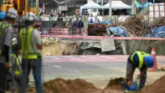 เจ้าหน้าที่ยังคงกั้นพื้นที่เพื่อกู้ความเสียหายจากเหตุการณ์ถนนทรุดตัวบริเวณหน้า รพ.วชิรพยาบาล เป็นวันที่ 2 